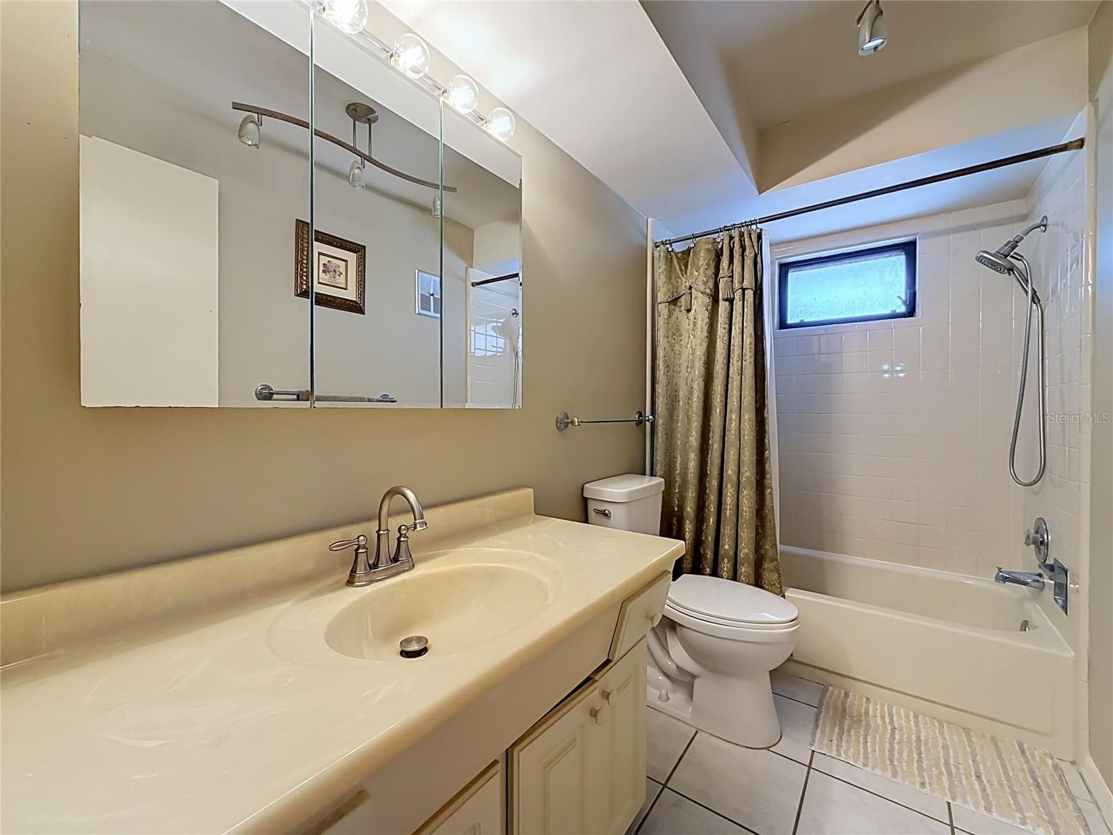 Full Bathroom on the 2nd floor - 8830 DR MARTIN LUTHER KING JR ST N #UNIT 2B, ST PETERSBURG