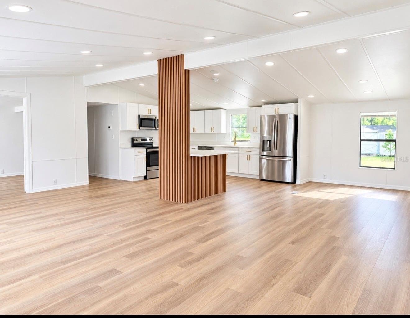 Manufactured Home at 19391 SE 21ST PL, MORRISTON, photo 7 of 23