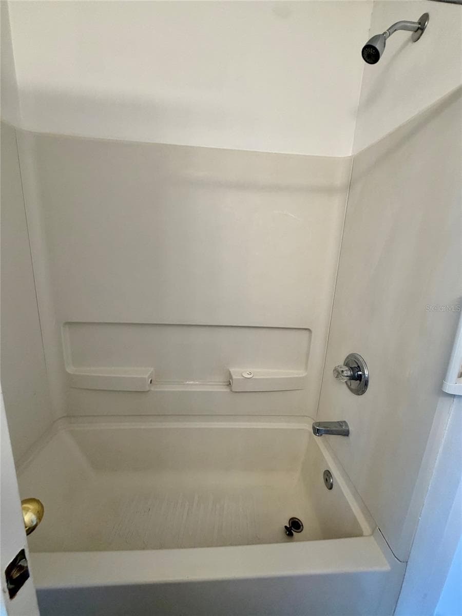 MAIN BATH W/TUB - 7326 BLACK WALNUT WAY #7326, LAKEWOOD RANCH