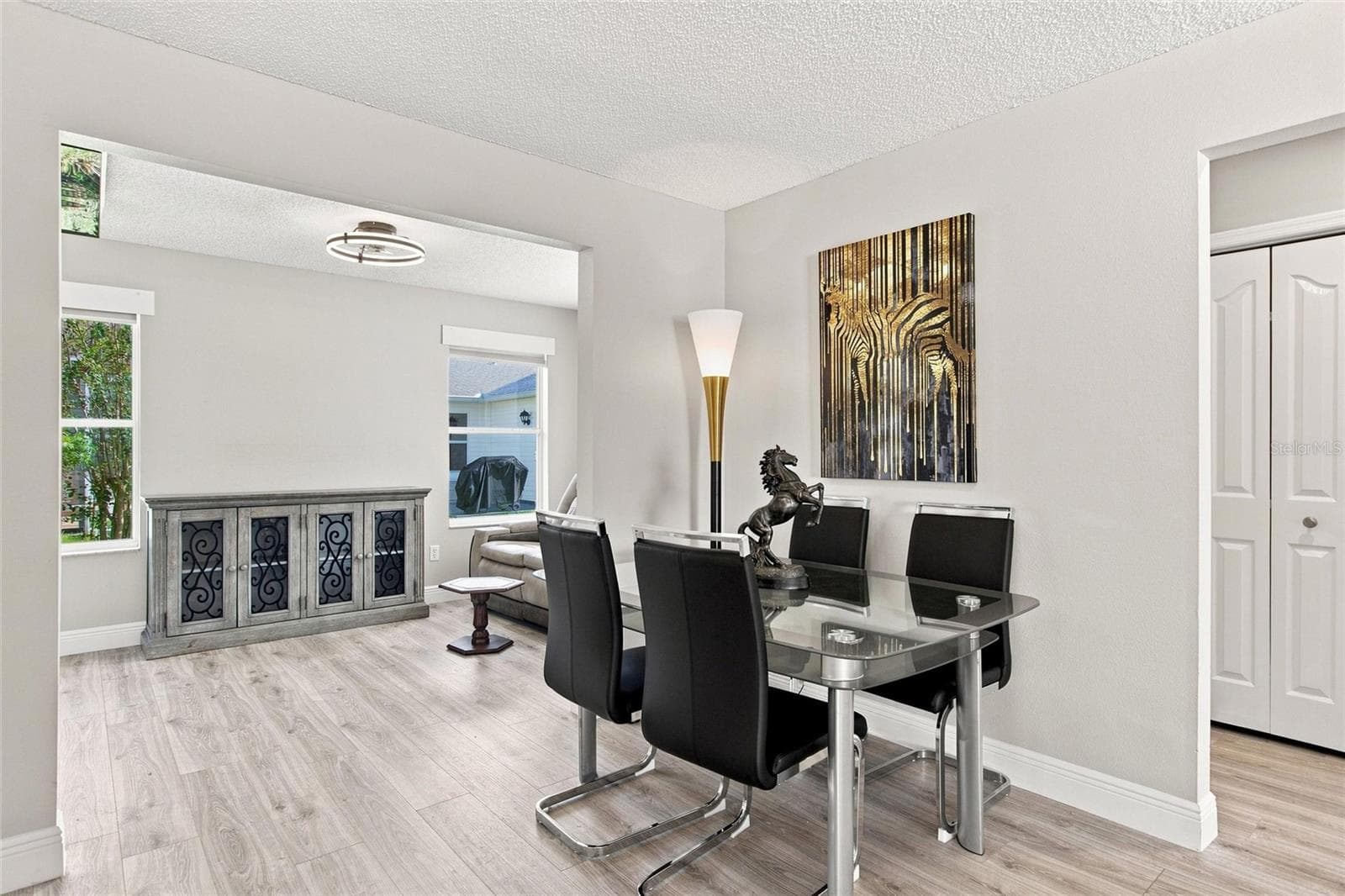 Dining area connects the kitchen and Florida room for easy conversation and entertaining. - 2713 DE LA ROSA ST, THE VILLAGES