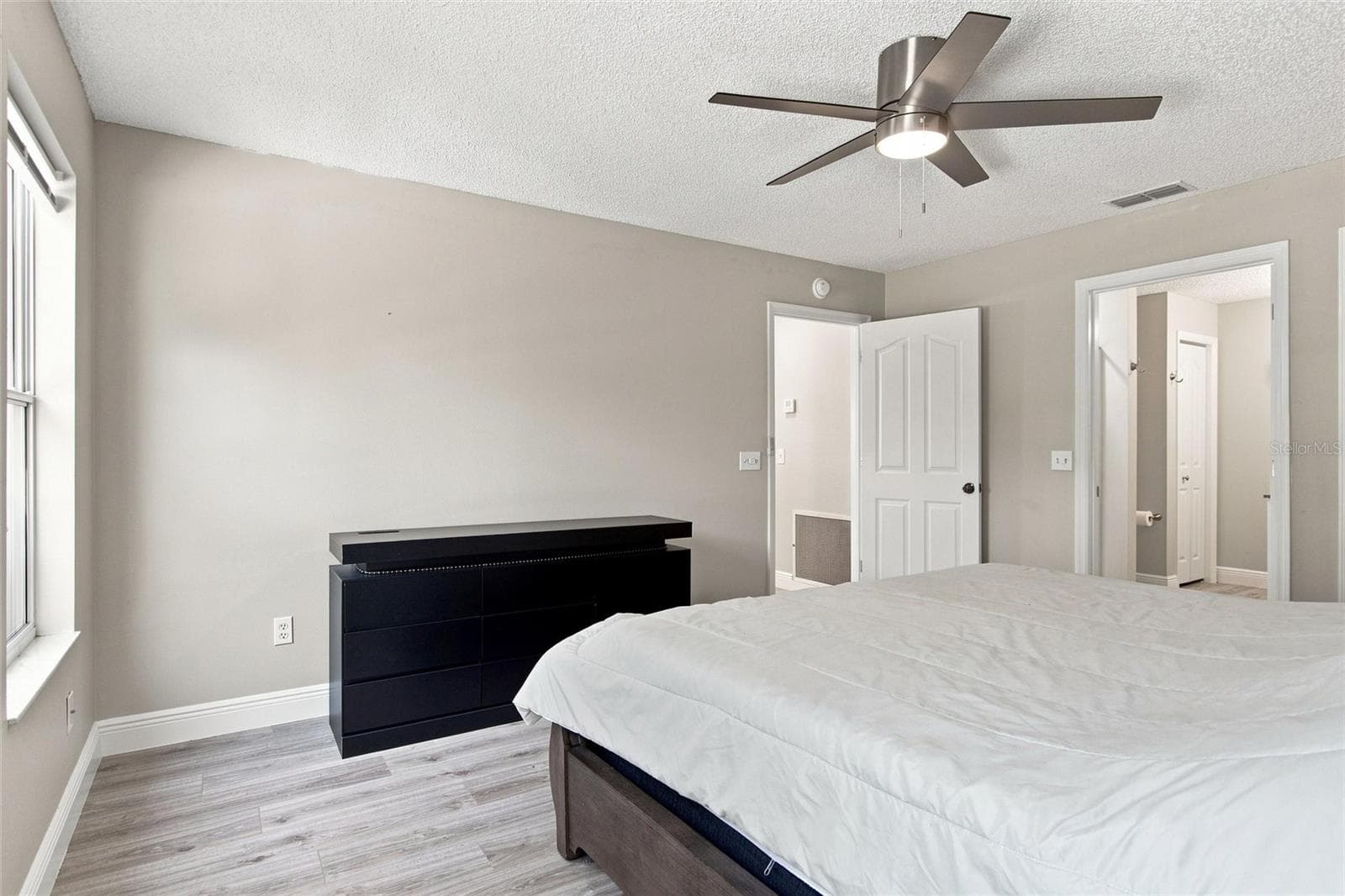 Generous primary bedroom offers flexibility for arranging your furniture. - 2713 DE LA ROSA ST, THE VILLAGES
