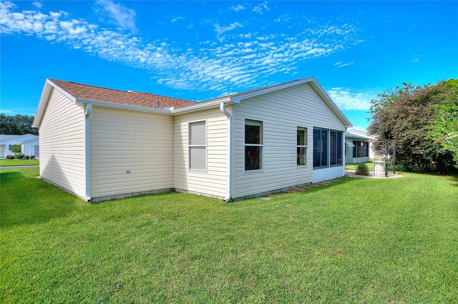 Rear view highlights the Florida room, enclosed lanai and surrounding lawn. - 2713 DE LA ROSA ST, THE VILLAGES