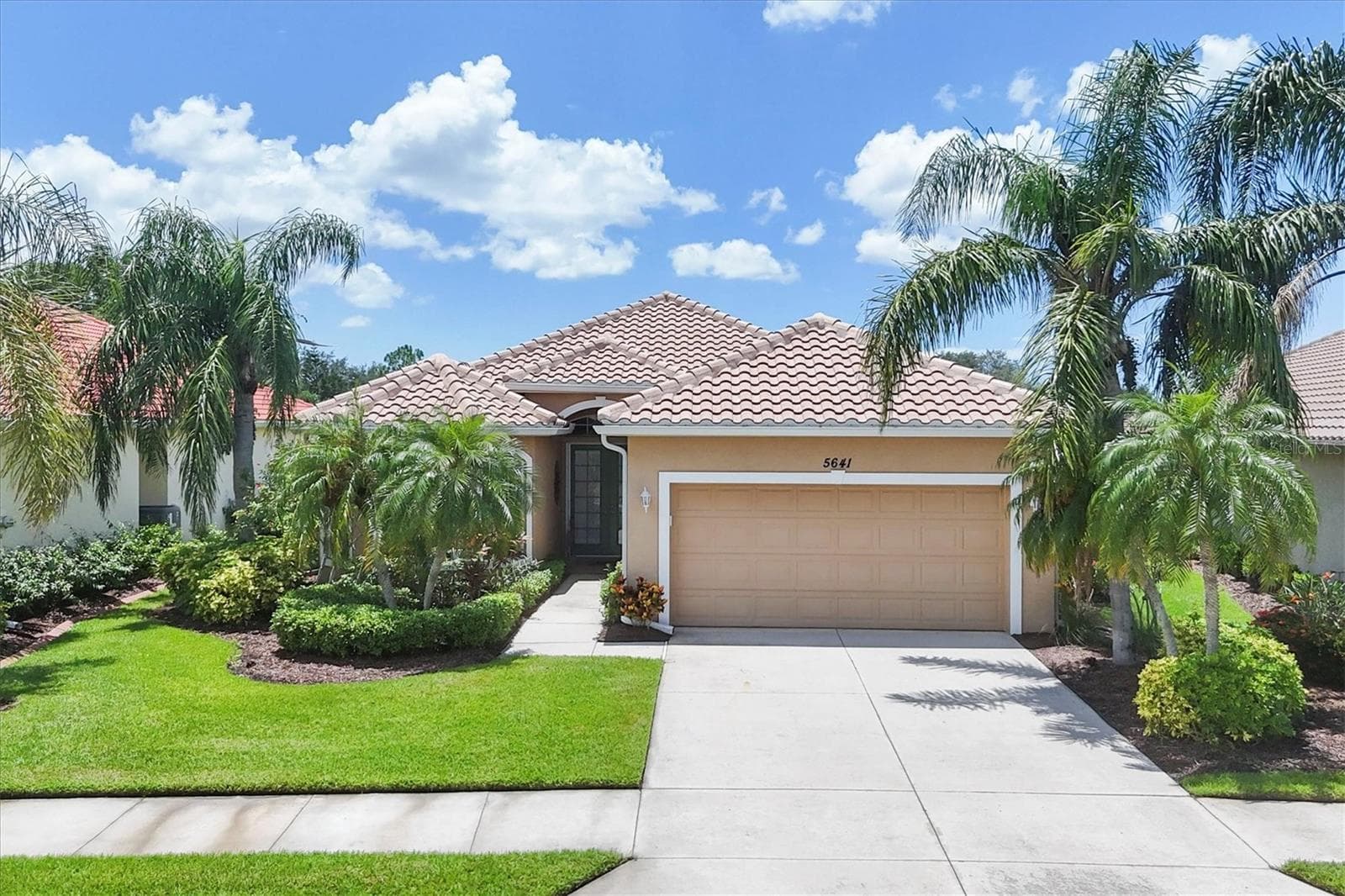 5641 WHISPERING OAKS DR