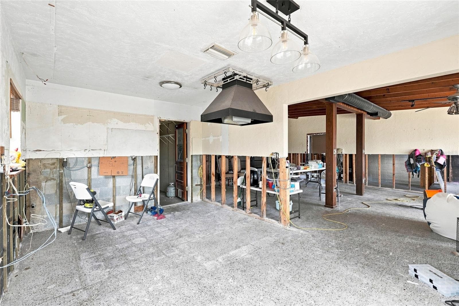 Single Family Residence at 639 NORMANDY RD, MADEIRA BEACH, photo 2 of 29
