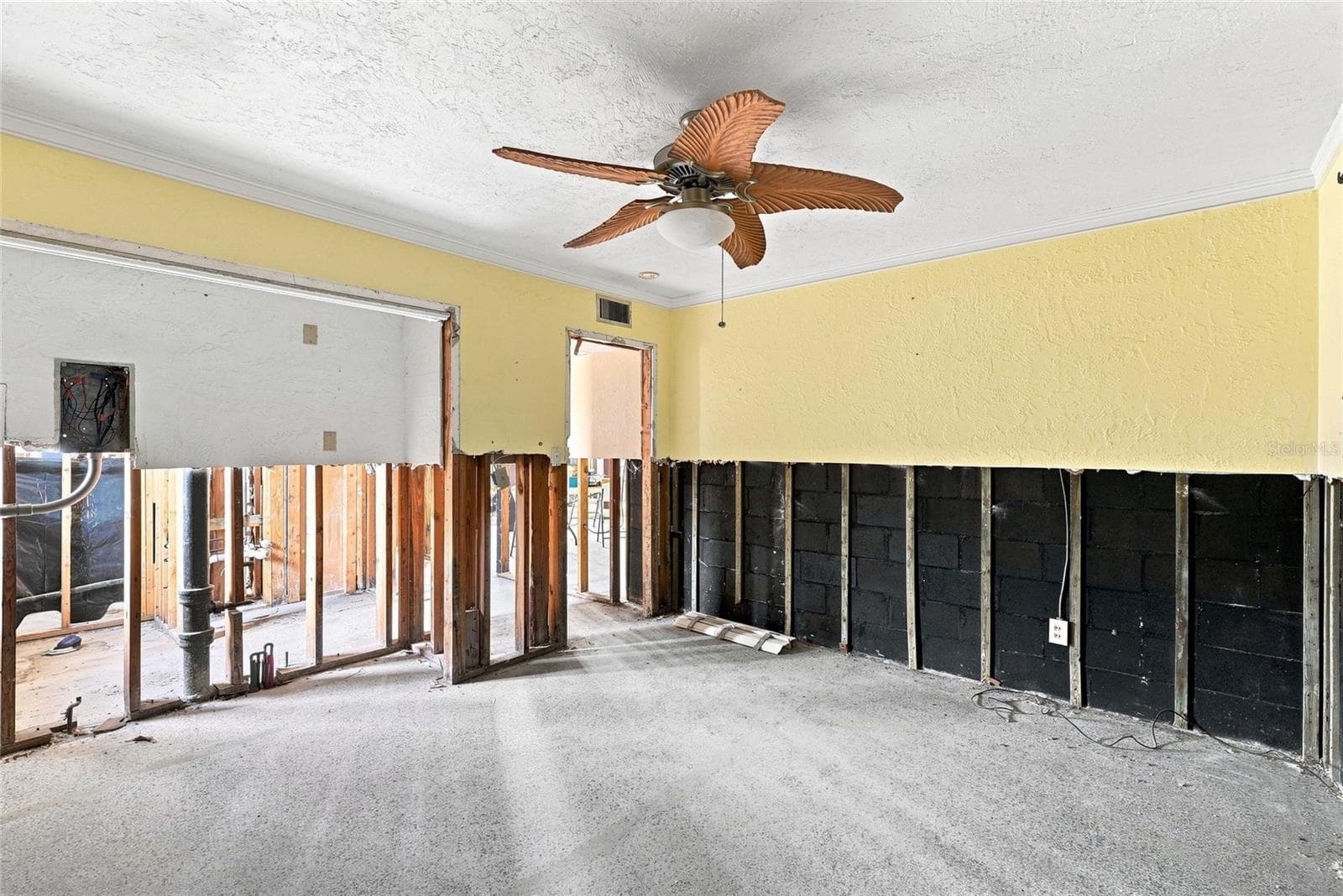 Single Family Residence at 639 NORMANDY RD, MADEIRA BEACH, photo 8 of 29