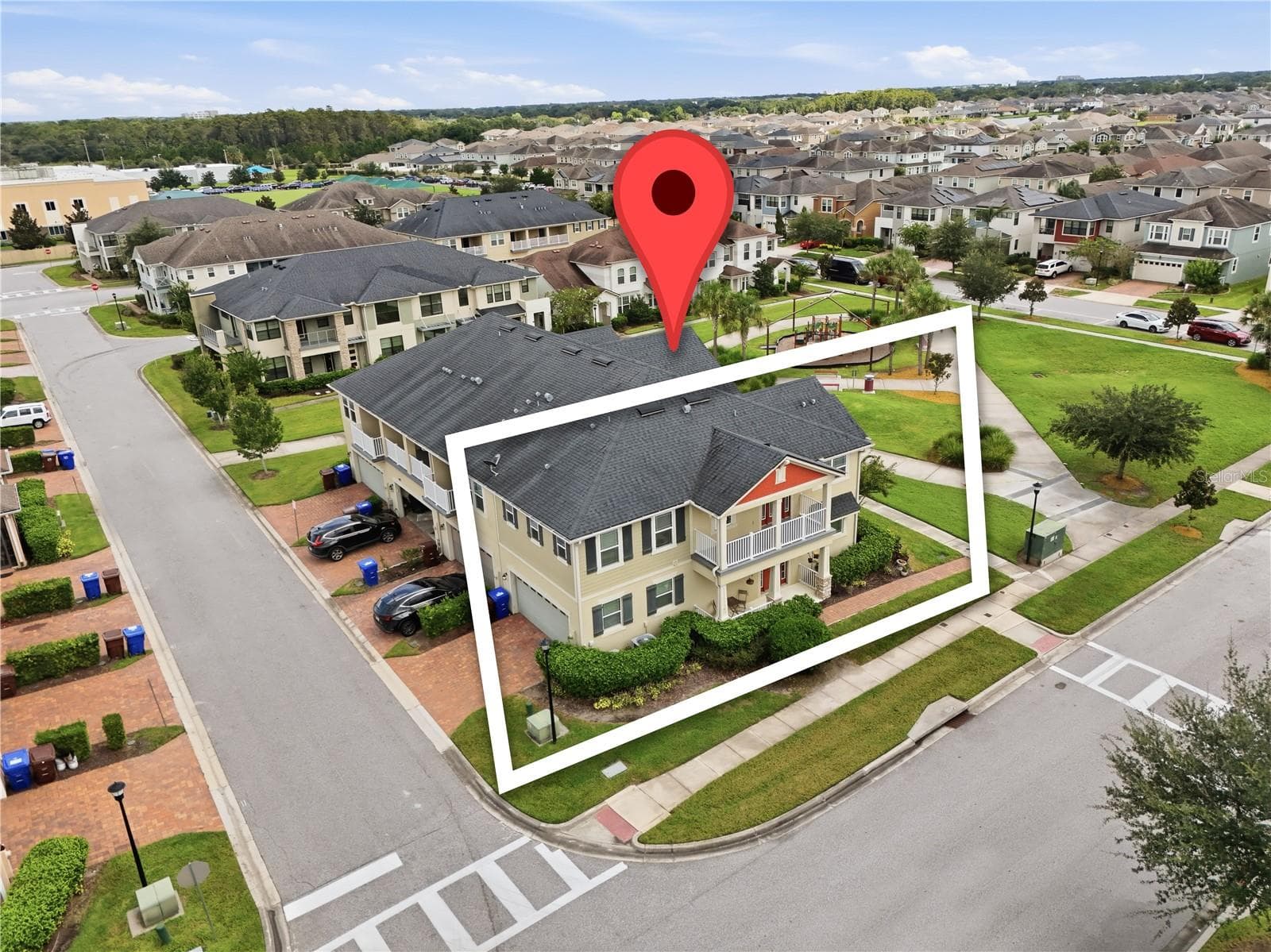 Desirable end-unit townhome occupying the entire end of the building, just steps from the community park and playground. - 2615 GIARDINO LOOP, KISSIMMEE