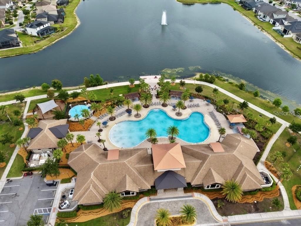 Tapestry’s spectacular lakefront clubhouse and resort-style pool with a relaxing tropical setting. - 2615 GIARDINO LOOP, KISSIMMEE
