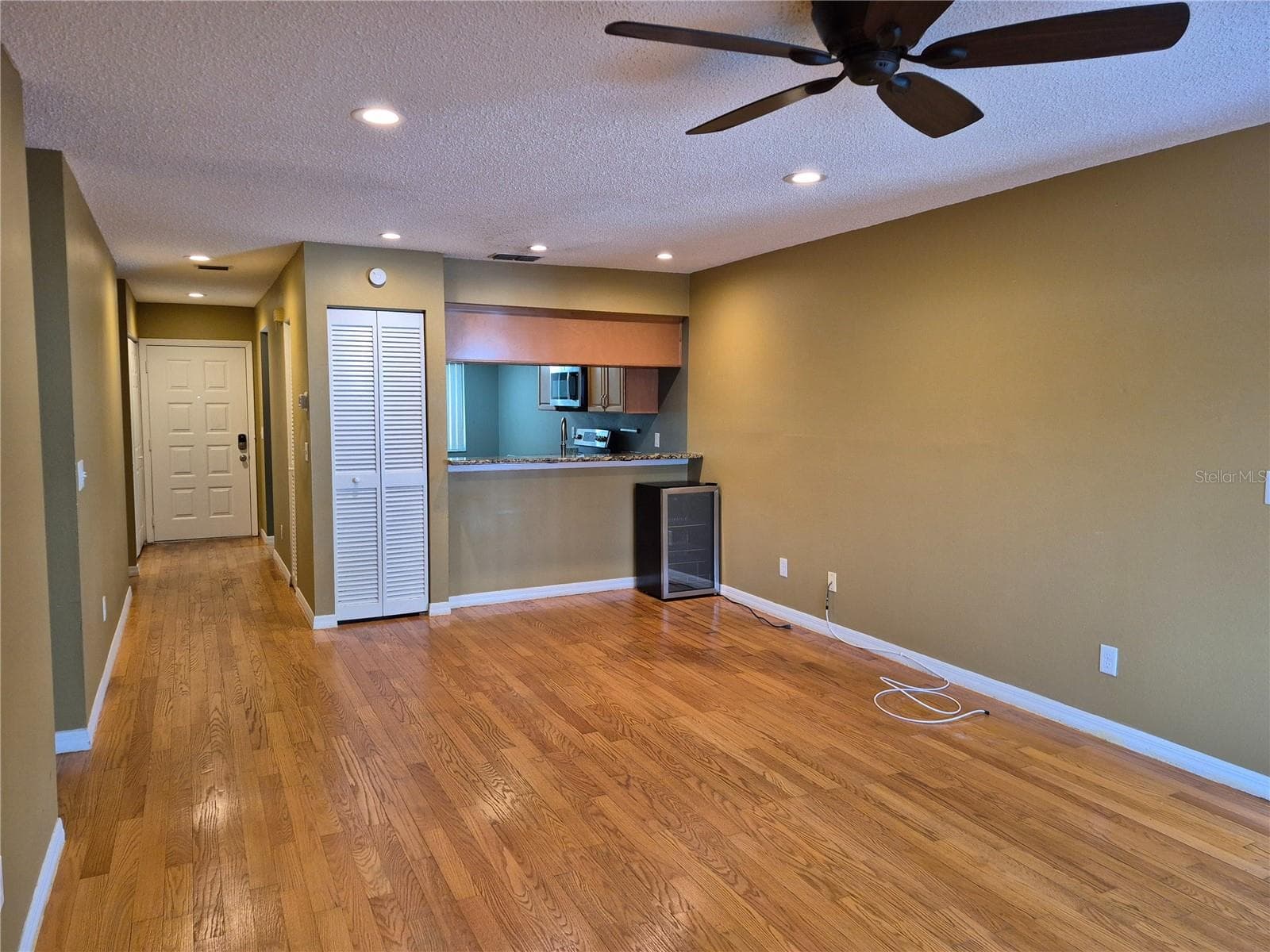Main Livingroom - 2721 COUNTRYSIDE BLVD #102, CLEARWATER