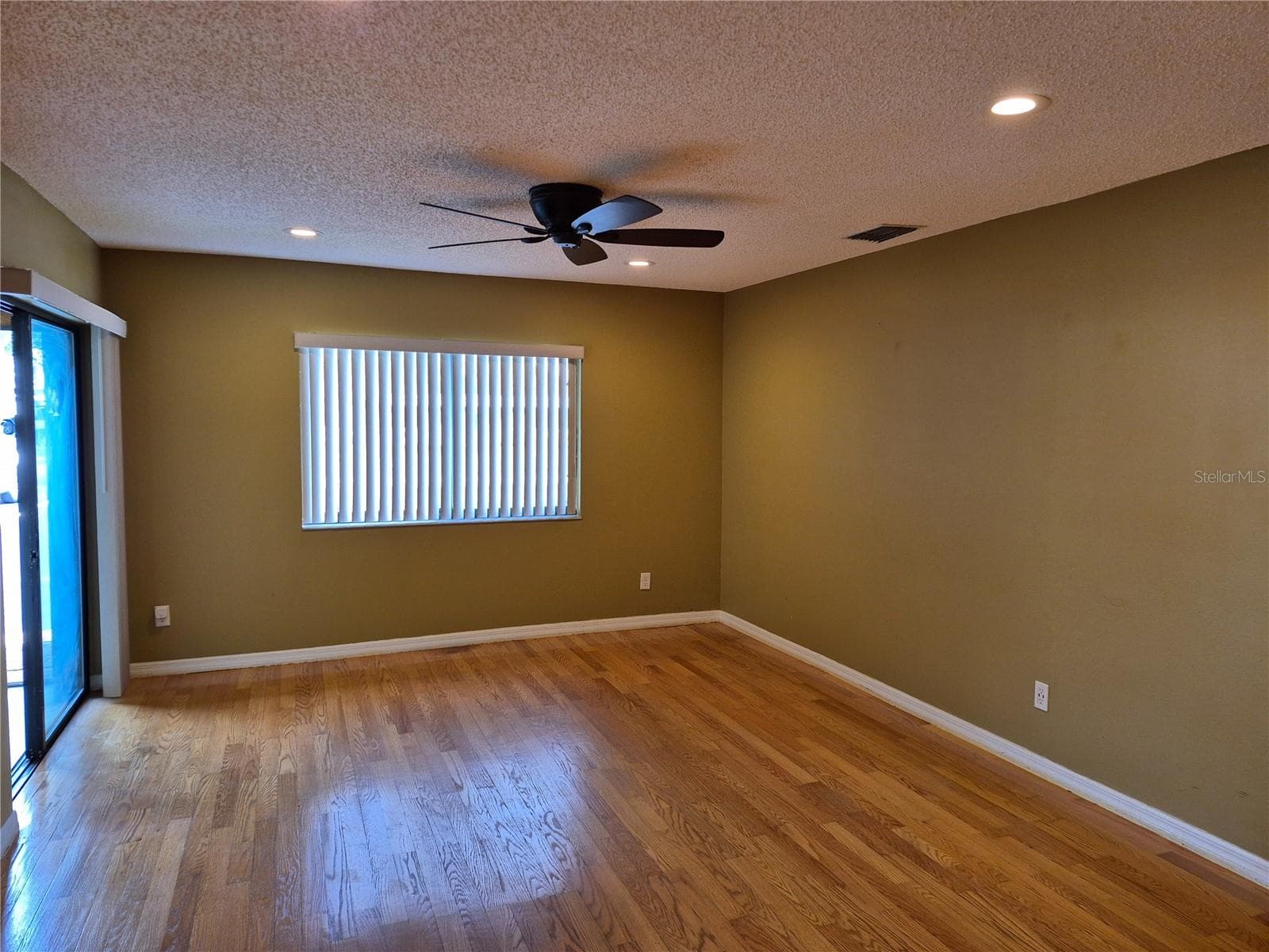 Main Livingroom - 2721 COUNTRYSIDE BLVD #102, CLEARWATER
