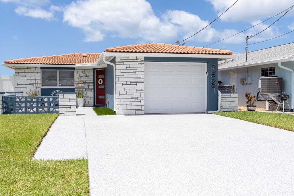 Single Family Residence at 4927 BLUE HERON DR, NEW PORT RICHEY, photo 2 of 36