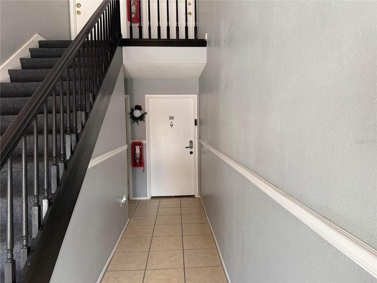 Hallway to Inside Door to condo - 2308 HAYWOOD CT #100, MAITLAND