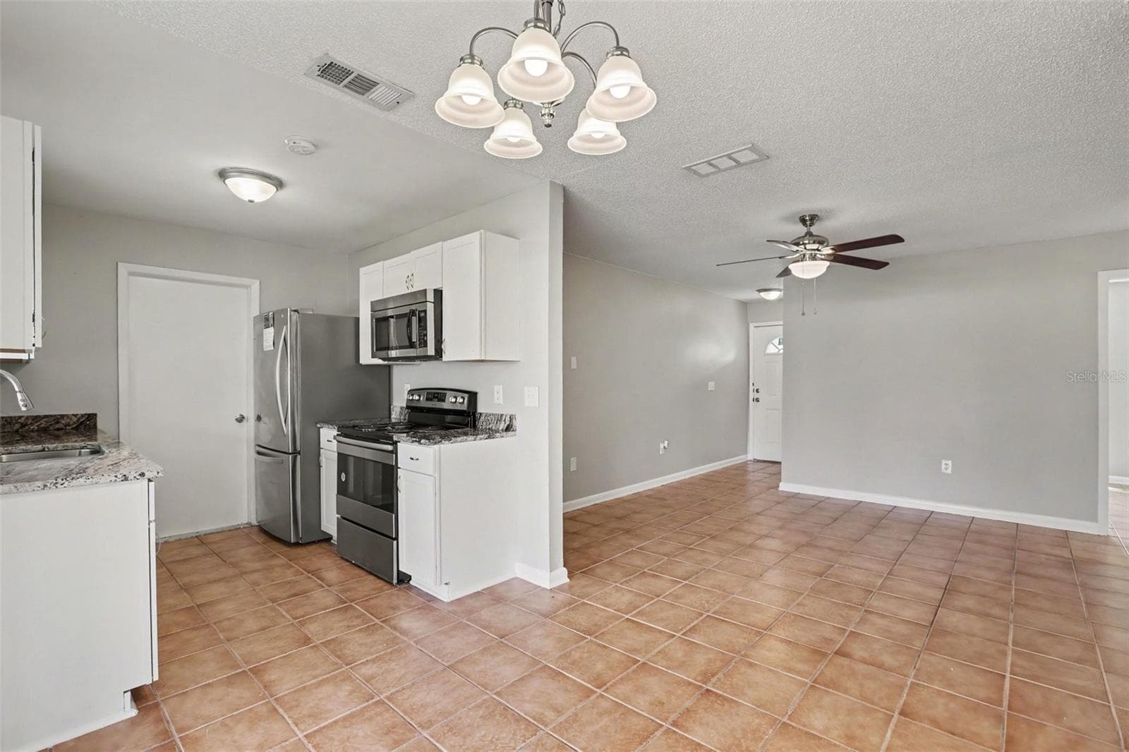 Single Family Residence at 1019 AXLEWOOD CIR, BRANDON, photo 4 of 15