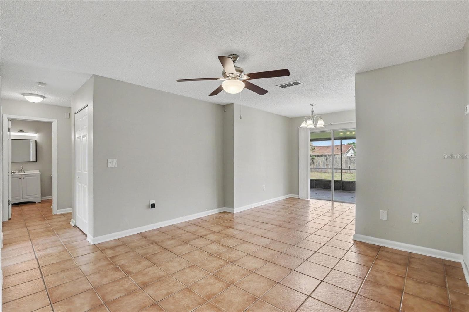 Single Family Residence at 1019 AXLEWOOD CIR, BRANDON, photo 9 of 15