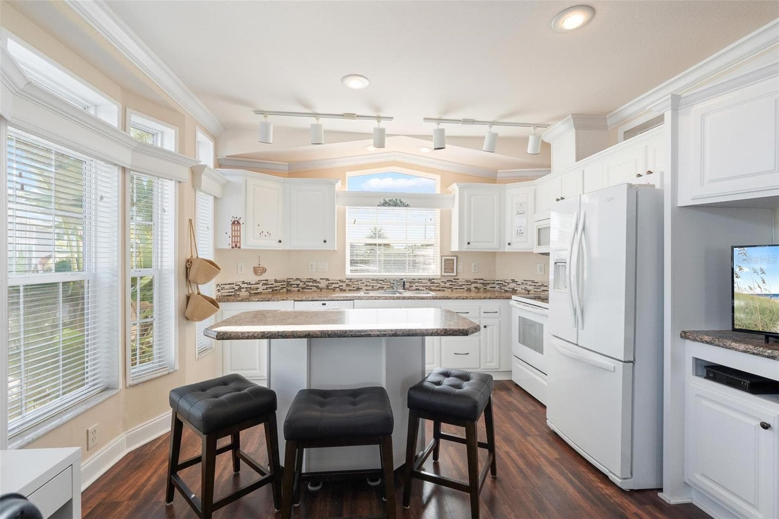 Manufactured Home at 2411 CITRUS TREE RD, CLERMONT, photo 6 of 47