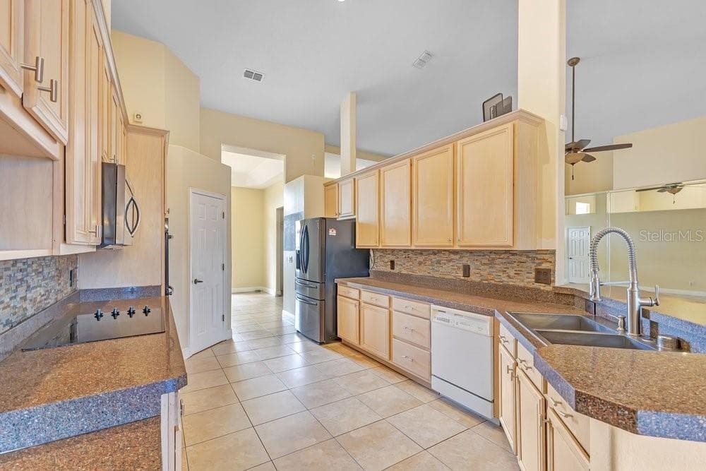 Single Family Residence at 407 THUNDER GULCH CT, ORLANDO, photo 3 of 38