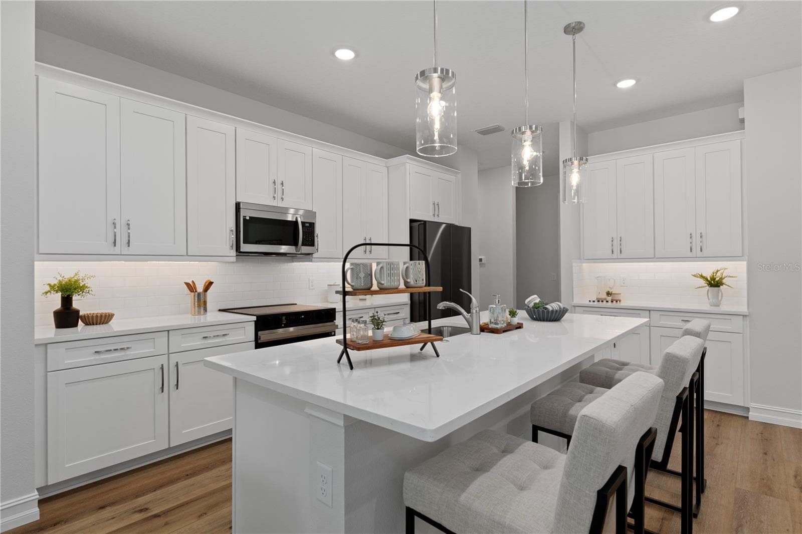 Model home - kitchen - 2181 W TALL OAKS DR, BEVERLY HILLS