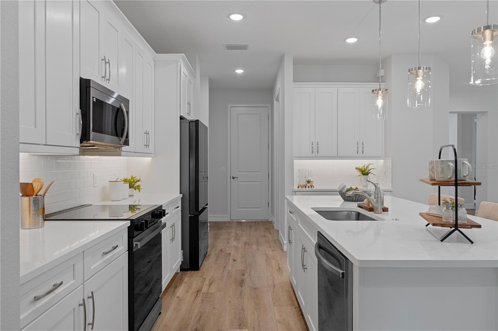 Model home - kitchen - 2181 W TALL OAKS DR, BEVERLY HILLS