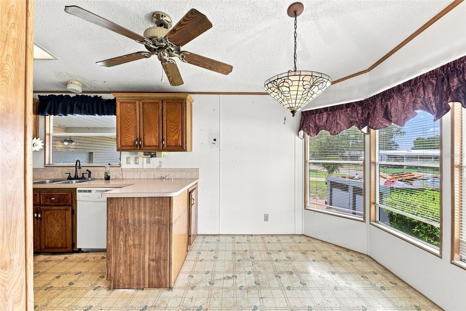 Kitchen and Dining Space. - 3215 WEKIVA RD, TAVARES