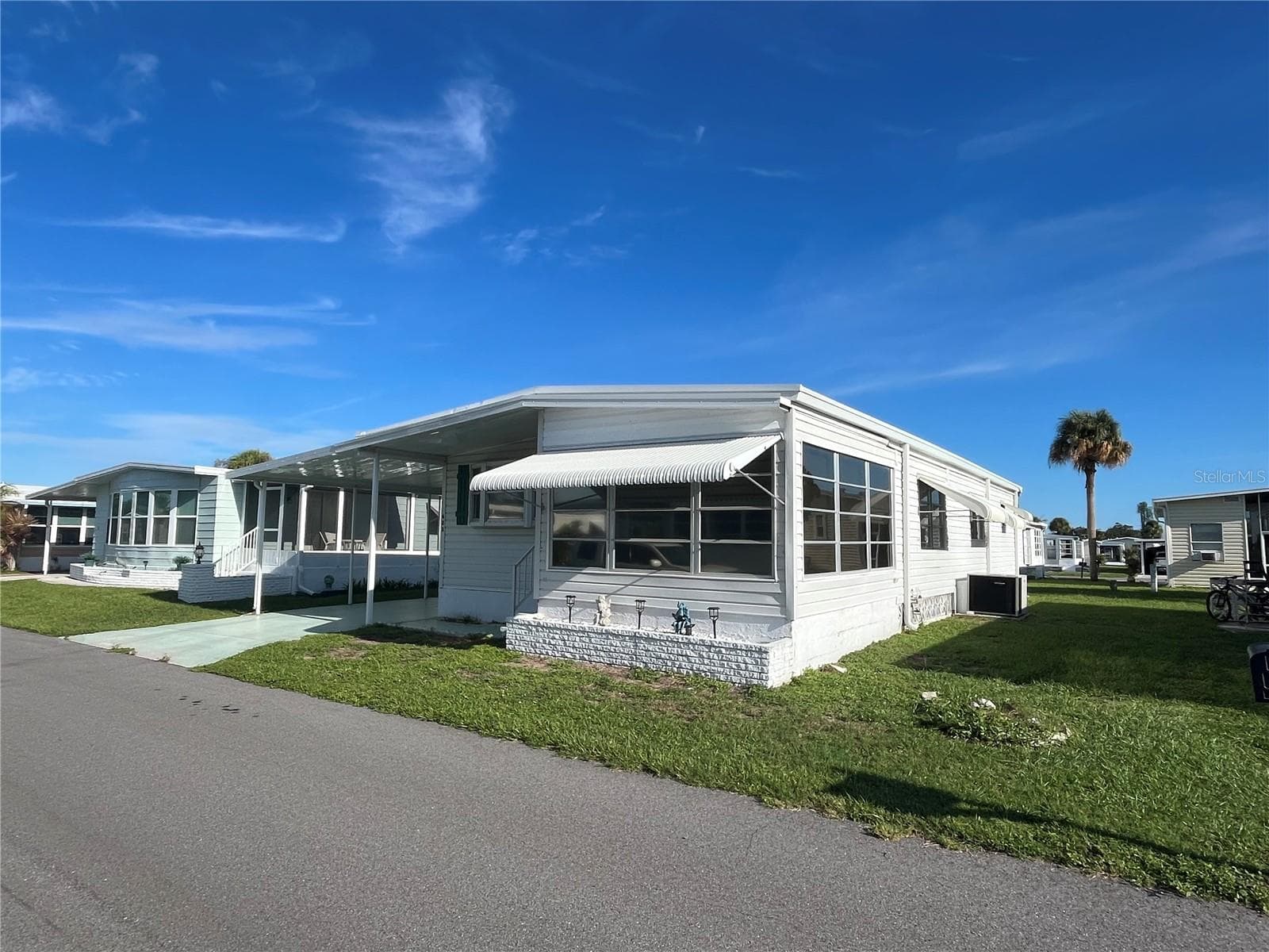 Manufactured Home at 423 CERVINA DR, VENICE, photo 2 of 38
