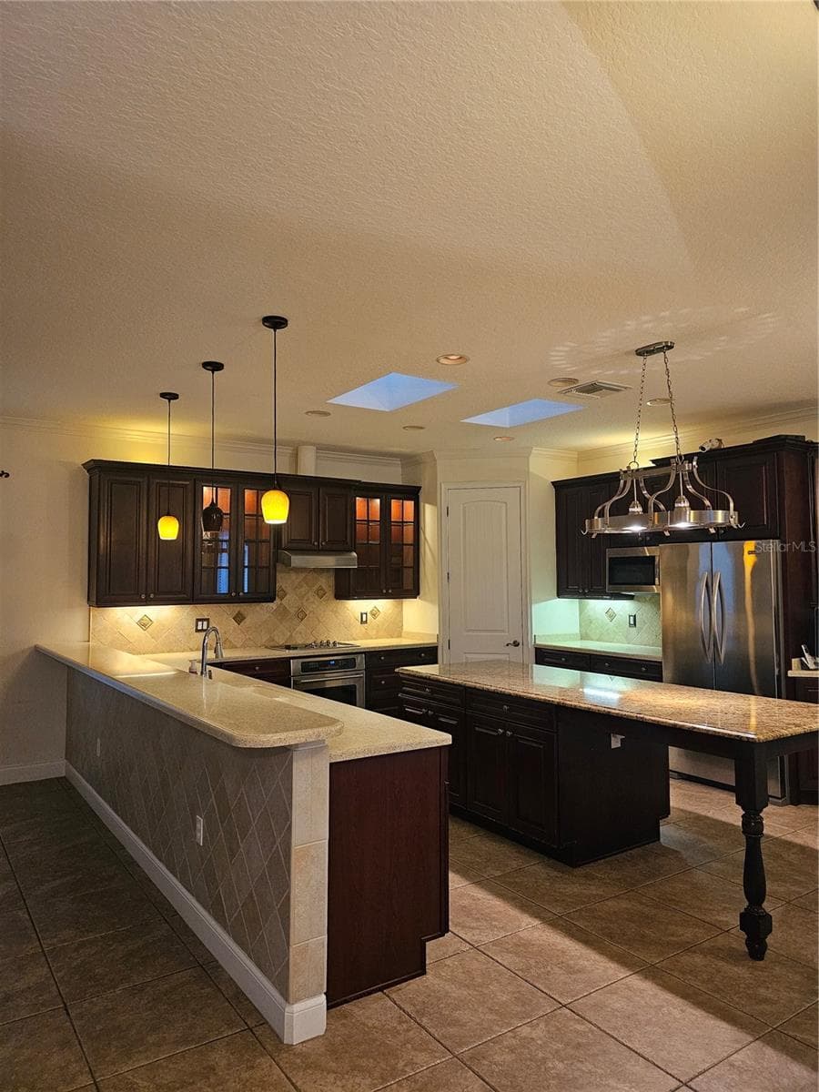 In cabinet and under cabinet lighting - 33116 IRONGATE DR, LEESBURG