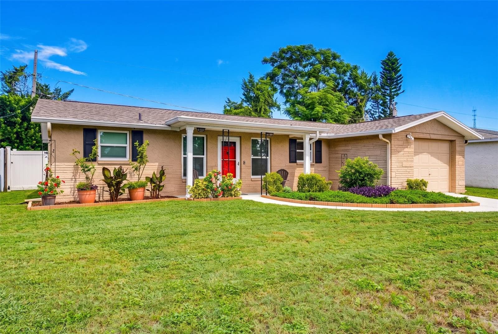 Beautifully Landscaped! - 10831 MAPLEWOOD AVE, PORT RICHEY