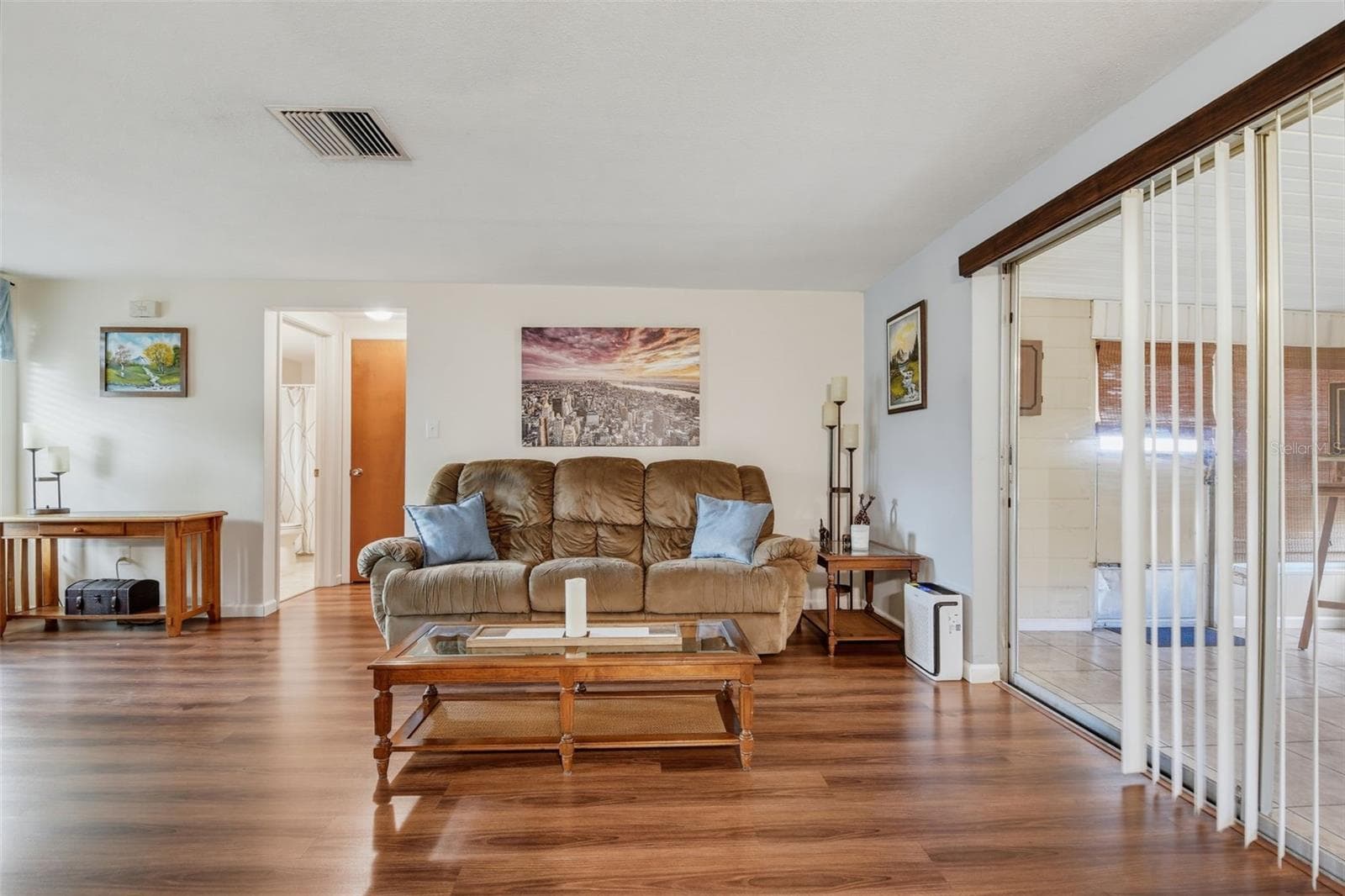 Living Area has sliders to Florida Room - 10831 MAPLEWOOD AVE, PORT RICHEY