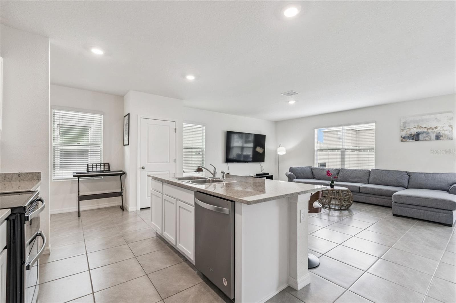 Single Family Residence at 5667 CHORLEYWOOD LN, WESLEY CHAPEL, photo 9 of 96