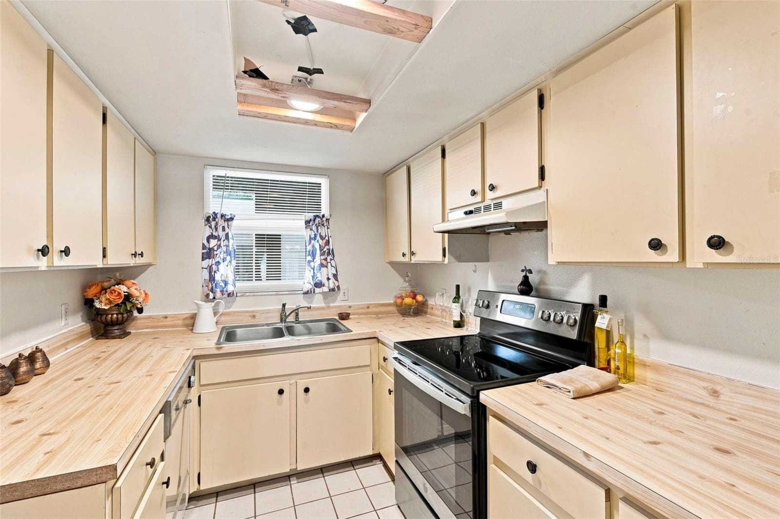 Condominium at 4113 PASSPORT LN #102, NEW PORT RICHEY, photo 10 of 56