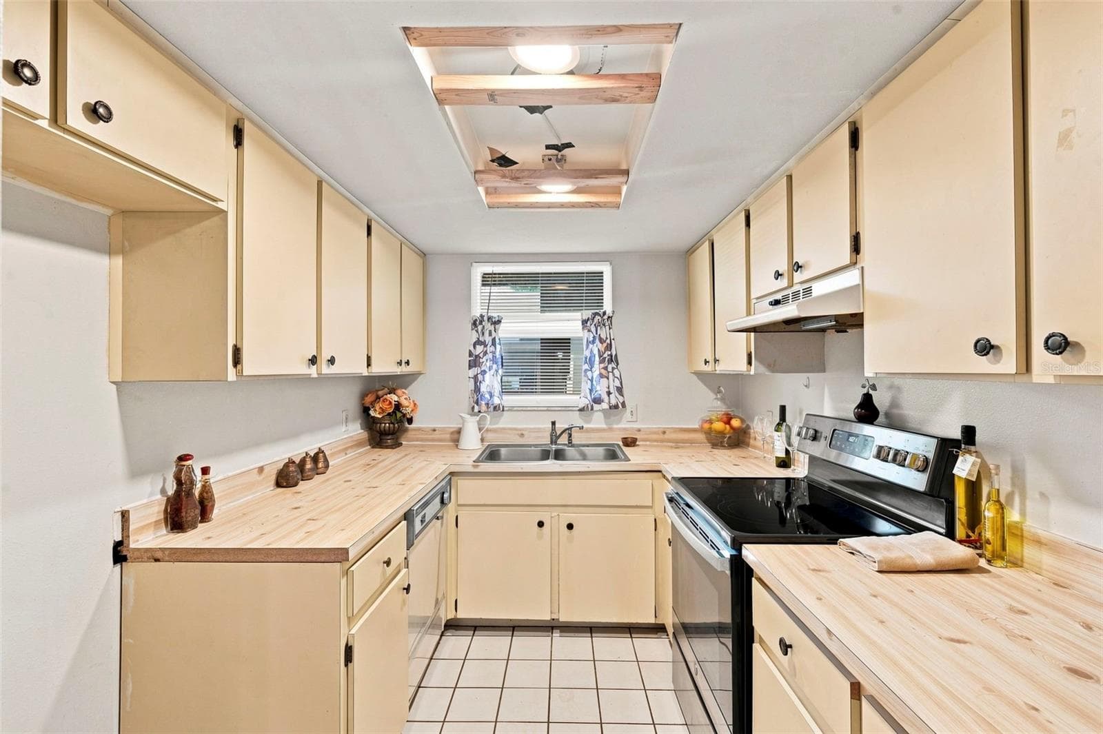 Condominium at 4113 PASSPORT LN #102, NEW PORT RICHEY, photo 11 of 56