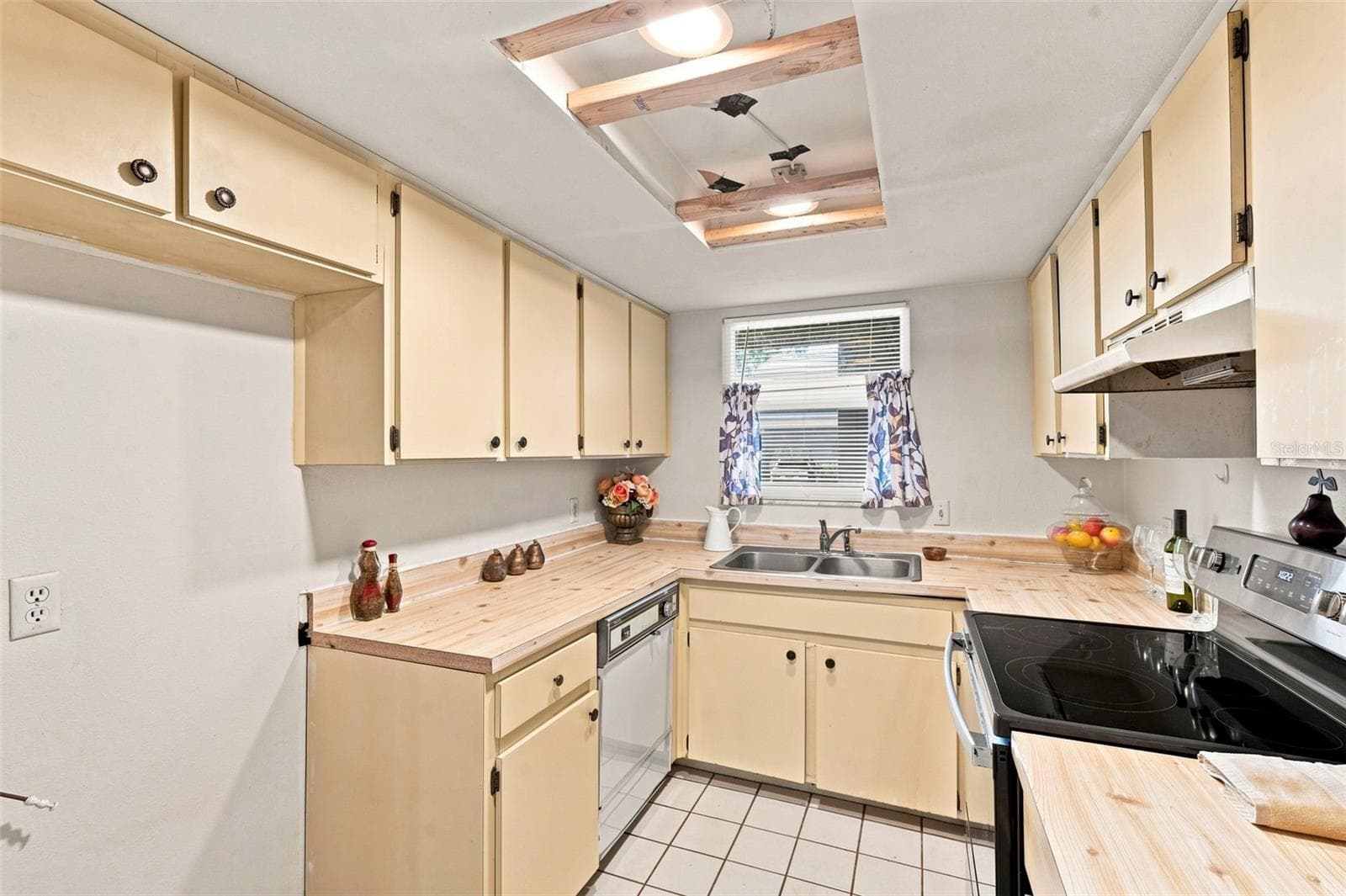 Condominium at 4113 PASSPORT LN #102, NEW PORT RICHEY, photo 12 of 56