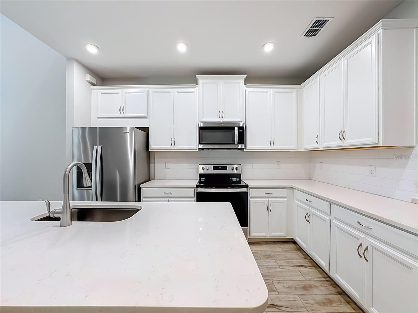 Plenty of counter and cabinet space - 5517 COACHWOOD CV, BRADENTON