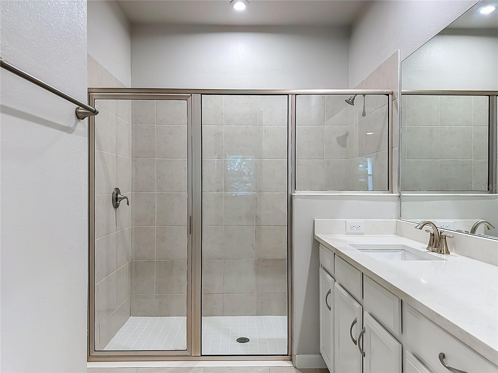 Walk-in Shower - 5517 COACHWOOD CV, BRADENTON
