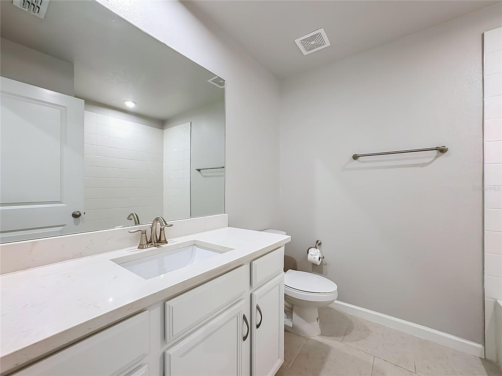 Second Floor Full Bathroom - 5517 COACHWOOD CV, BRADENTON
