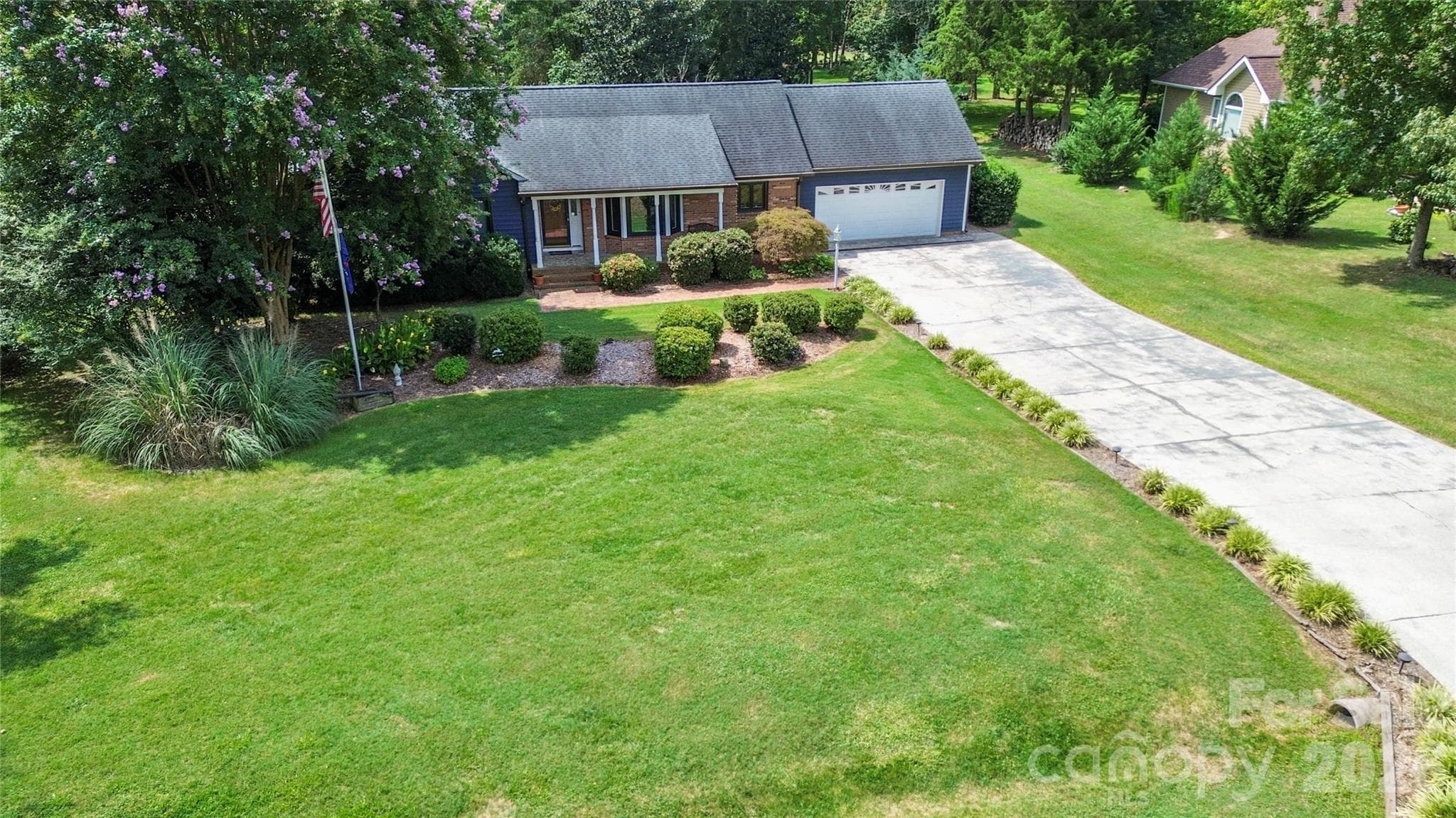 Single Family Residence at 127 Fairway Drive, Mooresville, photo 4 of 41