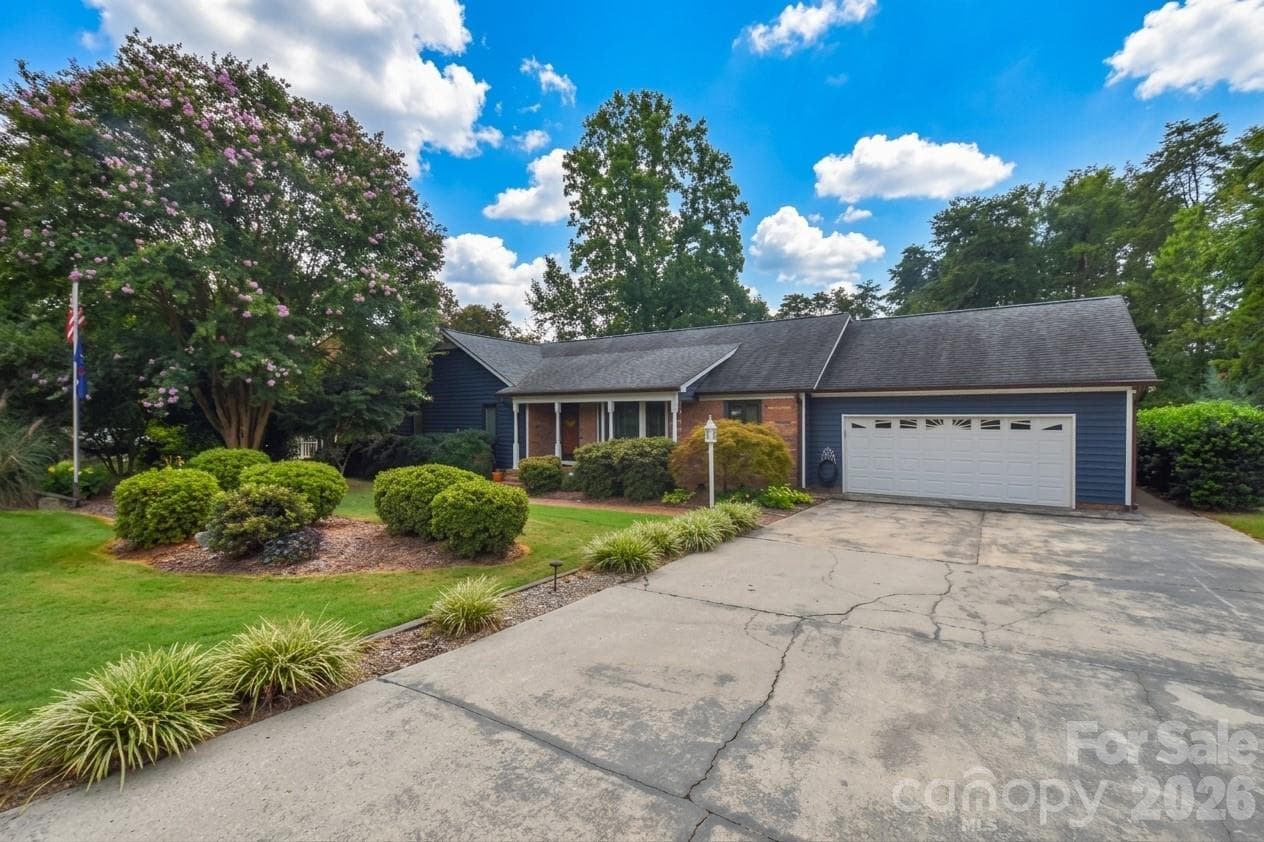 Single Family Residence at 127 Fairway Drive, Mooresville, photo 6 of 41