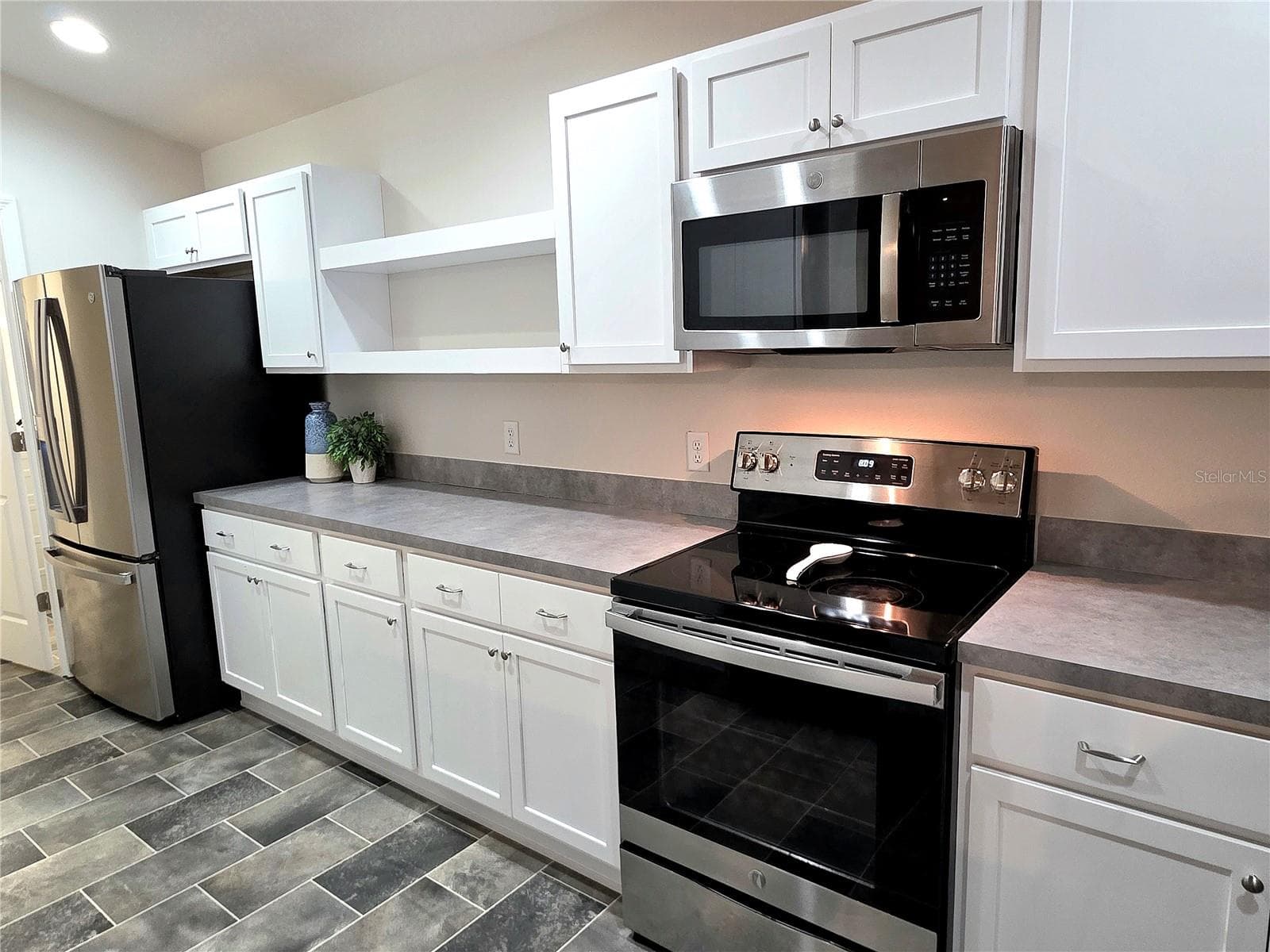 Kitchen has a lot of cabinet space and - 3418 SW 155TH PL, OCALA