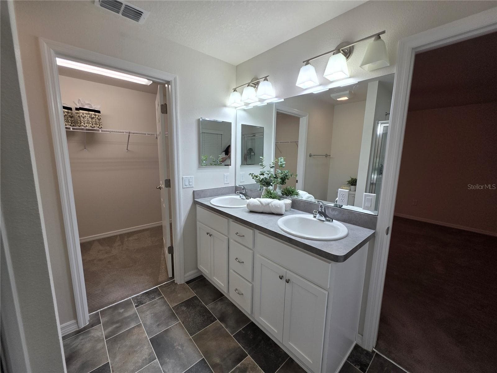 Primary bathroom with 2 sinks and large walk in closet - 3418 SW 155TH PL, OCALA