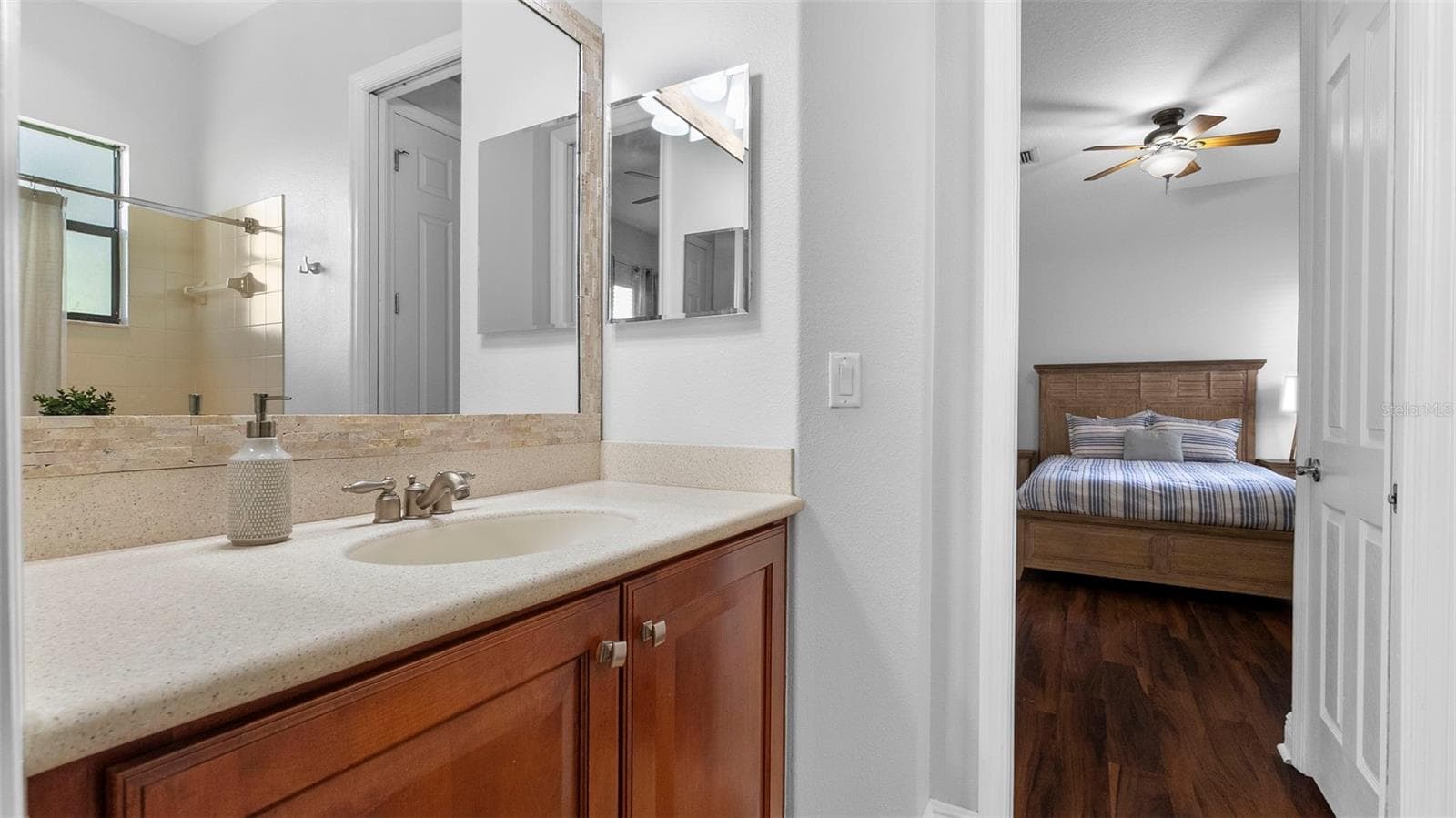 Jack-N-Jill Bathroom - 20101 FAIR HILL WAY, TAMPA