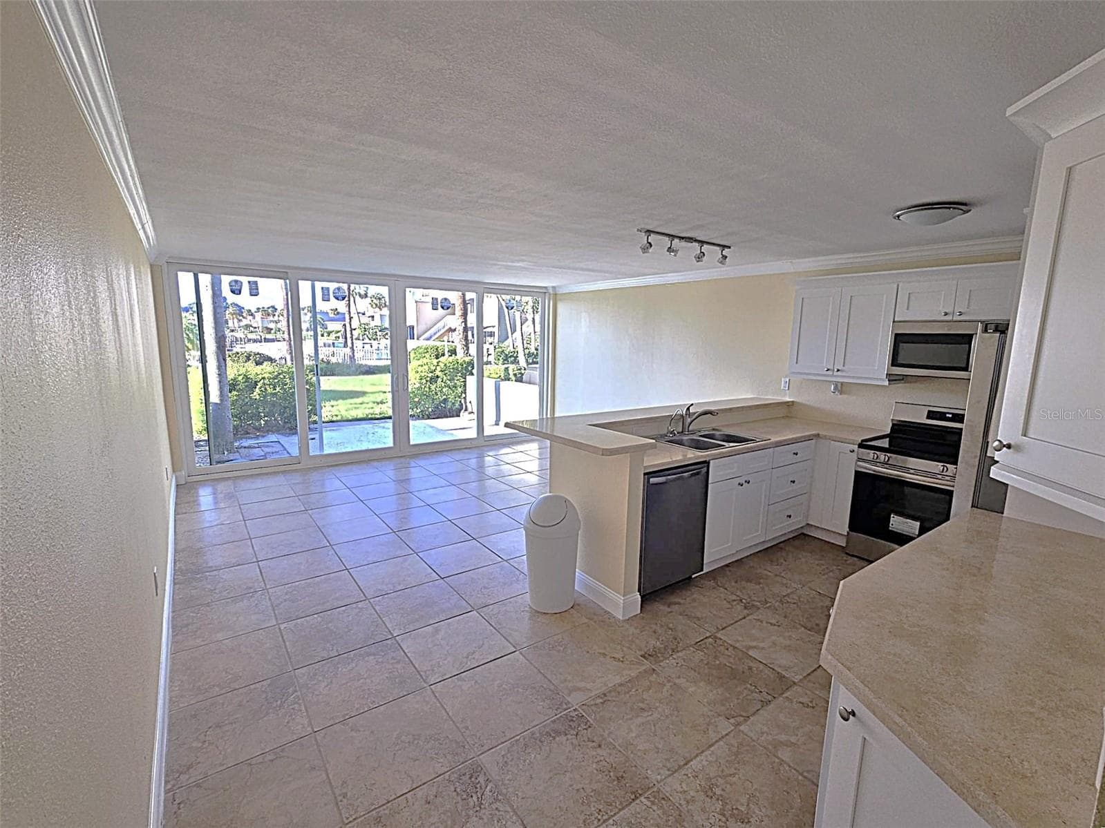 kitchen - 2424 W TAMPA BAY BLVD #I102, TAMPA