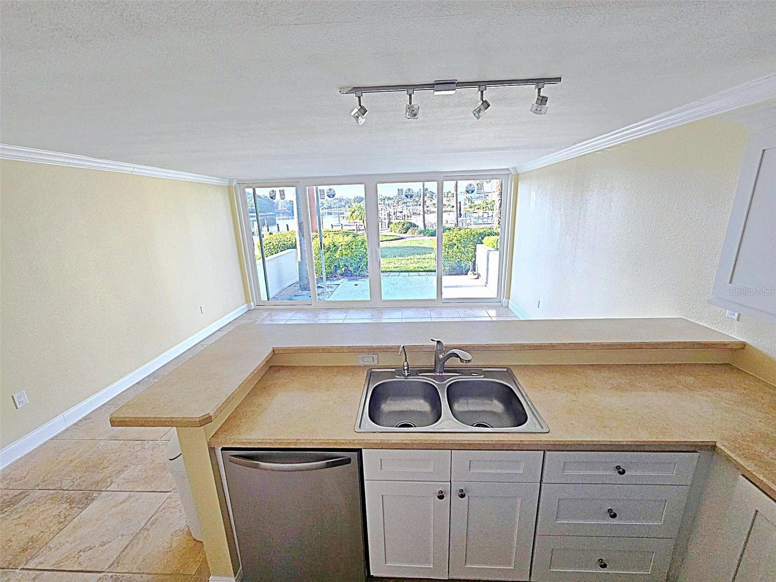 kitchen. - 2424 W TAMPA BAY BLVD #I102, TAMPA