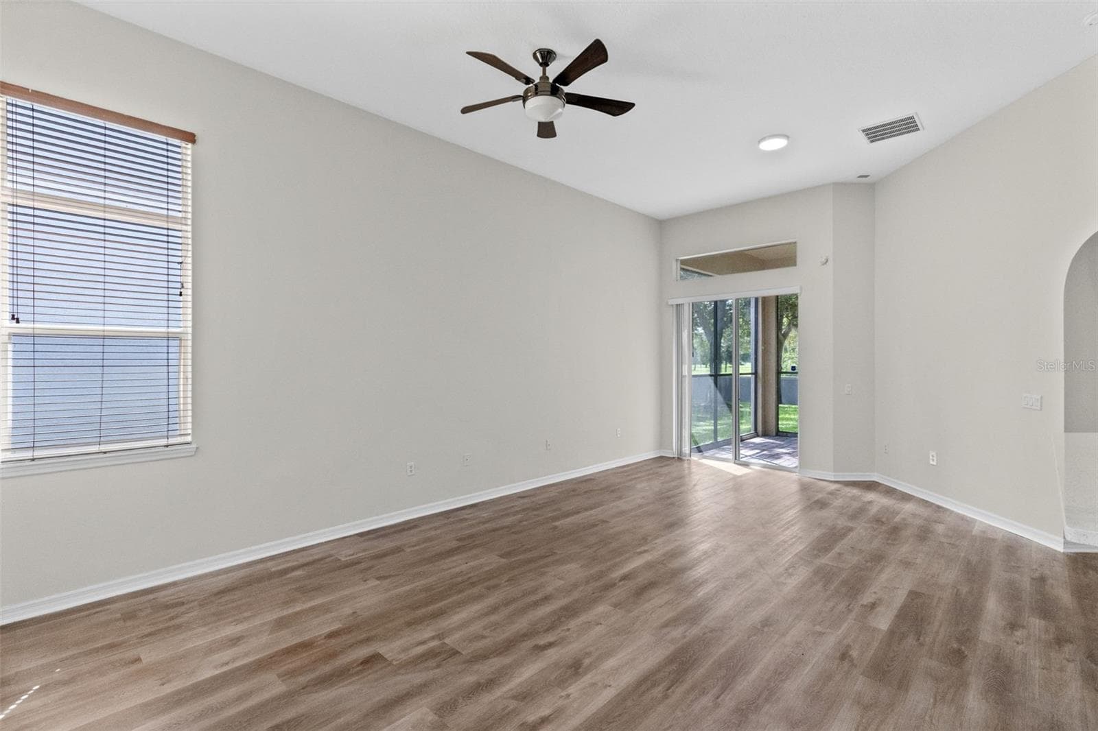 Large living room 12" ceilings - 2900 BONITA CIR, KISSIMMEE