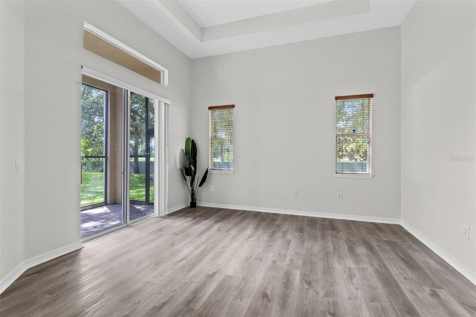 Large master bedroom with high ceilings - 2900 BONITA CIR, KISSIMMEE