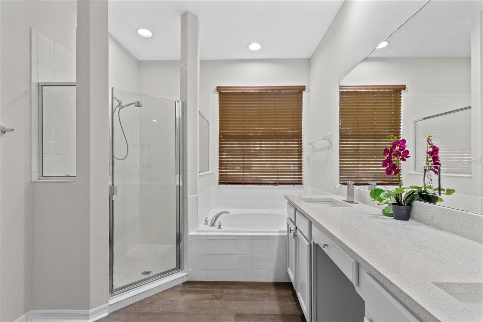 Separate shower and tub - 2900 BONITA CIR, KISSIMMEE