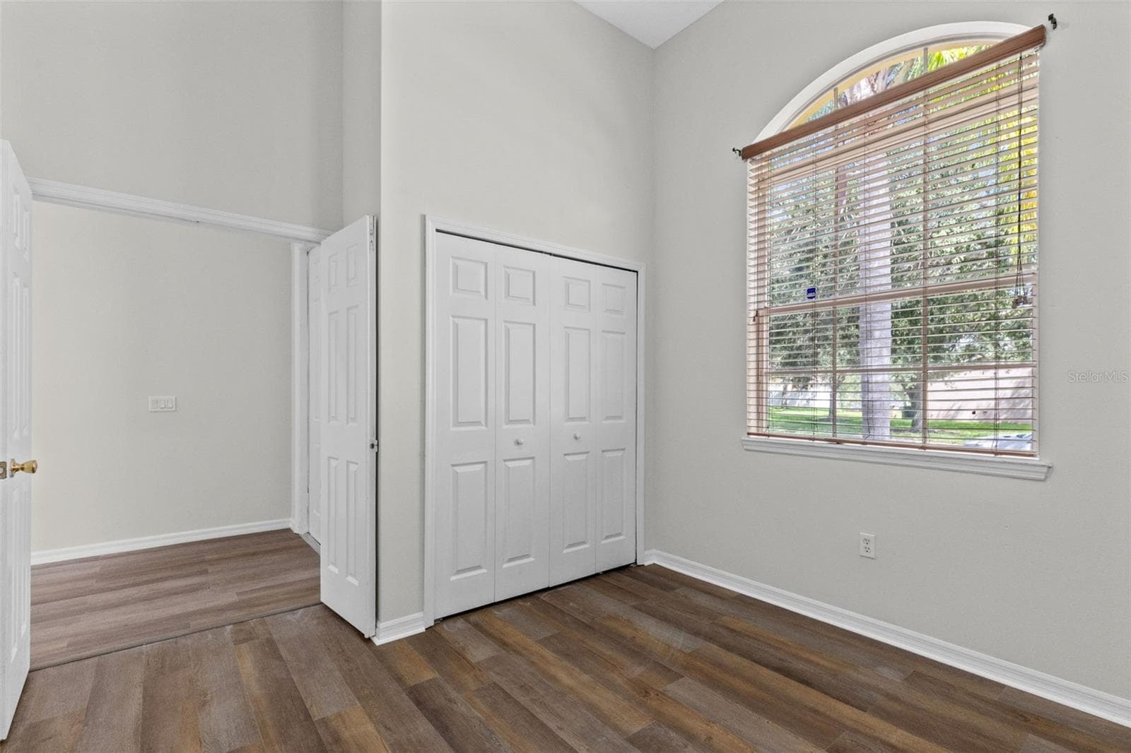 Front bedroom with high ceilings - 2900 BONITA CIR, KISSIMMEE