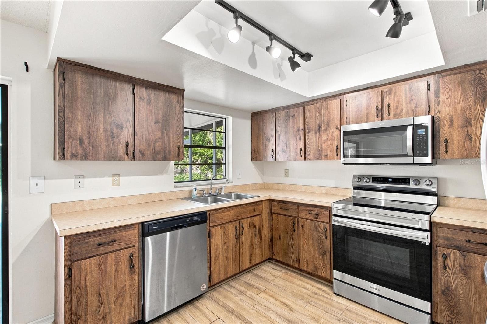 NEWER SS APPLIANCESOPEN KITCHEN WITH PLENTY OF COUNTER SPACE. - 2501 PLUMOSA DR, LAKE WALES