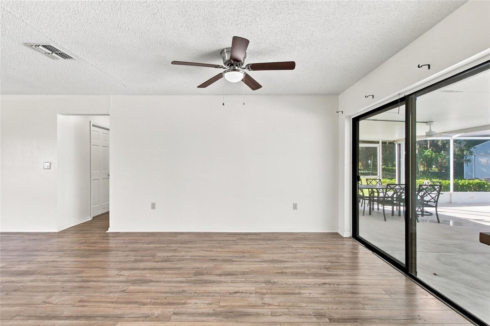 DINETTE OPEN TO POOL DECK FOR ENTERTAINING YOUR GUESTS - 2501 PLUMOSA DR, LAKE WALES