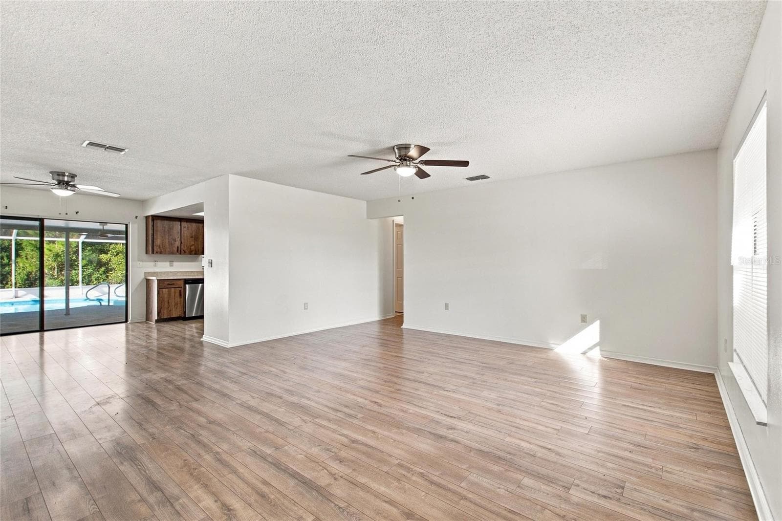 OPEN CONCEPT LARGE AREA LIVING ROOM FOR ENTERTAINING - 2501 PLUMOSA DR, LAKE WALES