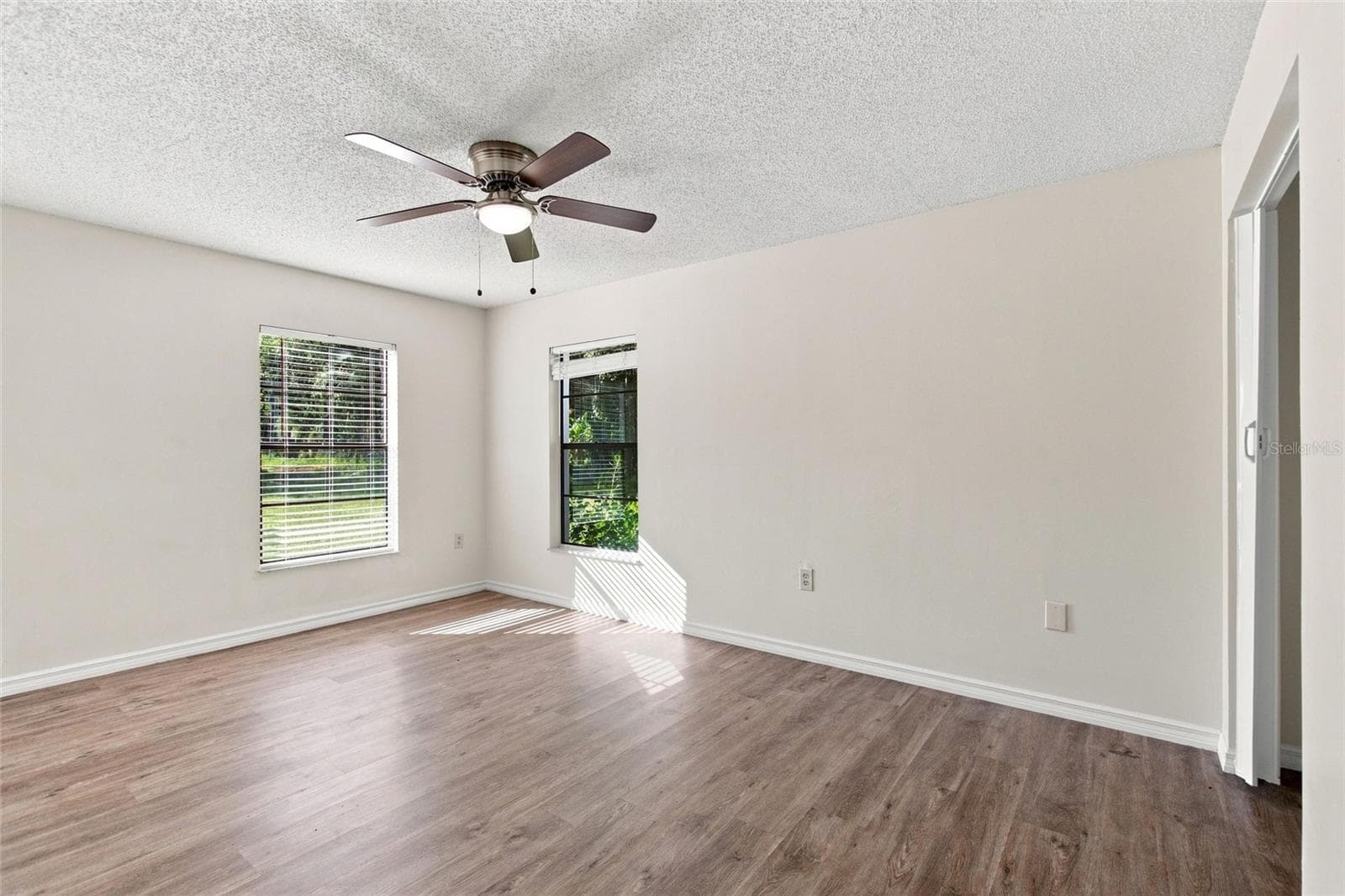 PRIMARY BEDROOM WITH ATTACHED PRIMARY BATH - 2501 PLUMOSA DR, LAKE WALES