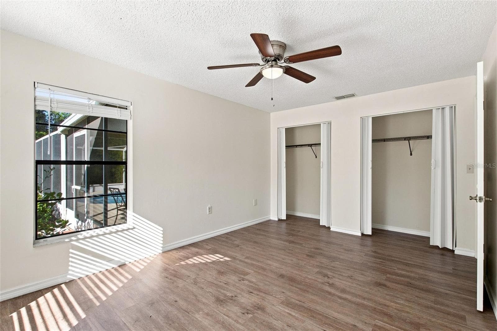 PRIMARY BEDRROM WITH POOL VIEWS -GREAT FOR YOUR MORNING COFFEE IN BED - 2501 PLUMOSA DR, LAKE WALES
