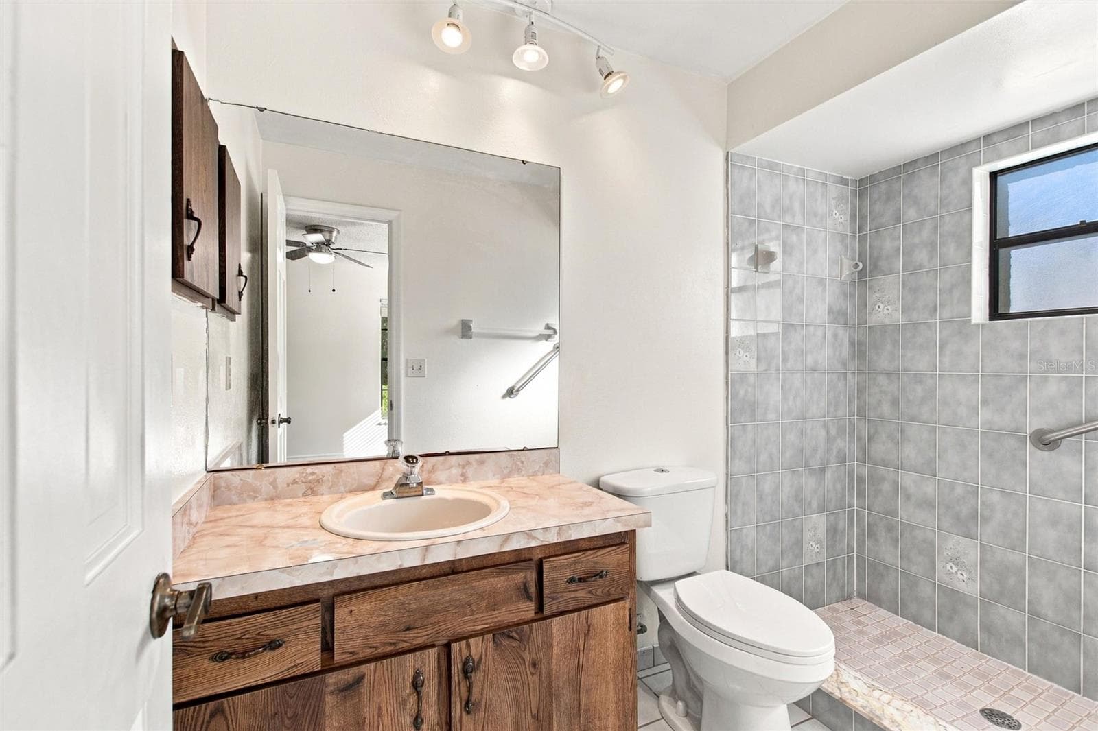PRIMARY BATH WITH UPDATED TILE SHOWER - 2501 PLUMOSA DR, LAKE WALES